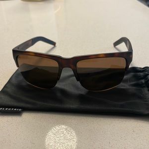 Electric Knoxville-Pro Polarized, tortoise shell, barely worn, soft & hard case